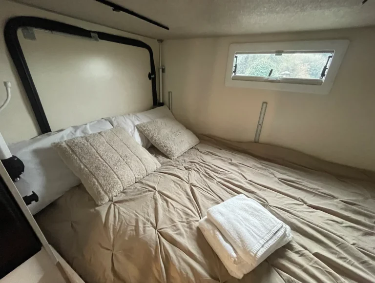 Cama de Autocaravana 6 plazas | Alquilar caravana Santiago de Compostela