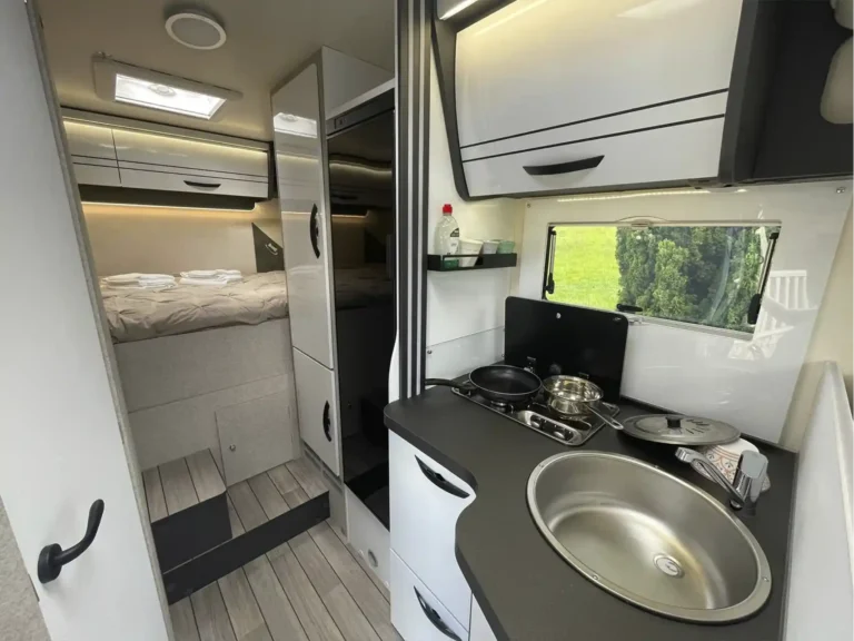 Cocina Autocaravana 4 plazas | Alquilar autocaravana Galicia