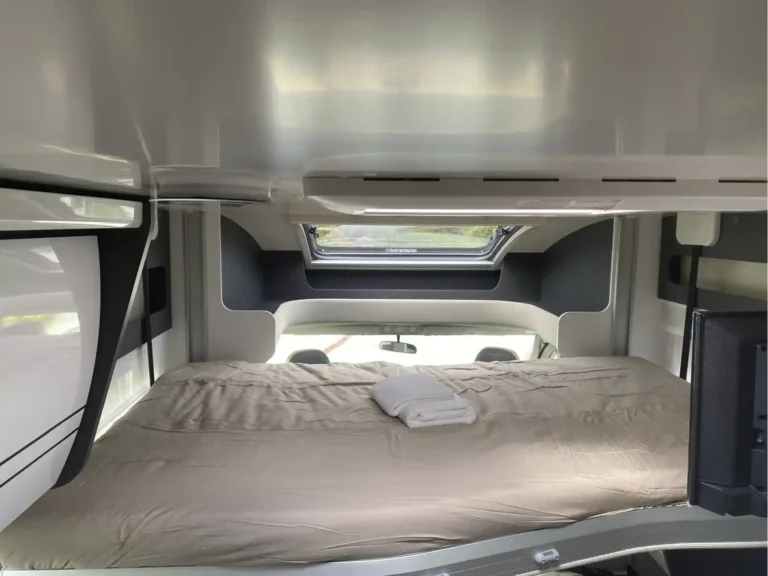 Cama alta Autocaravana 4 plazas | Alquilar autocaravana Galicia
