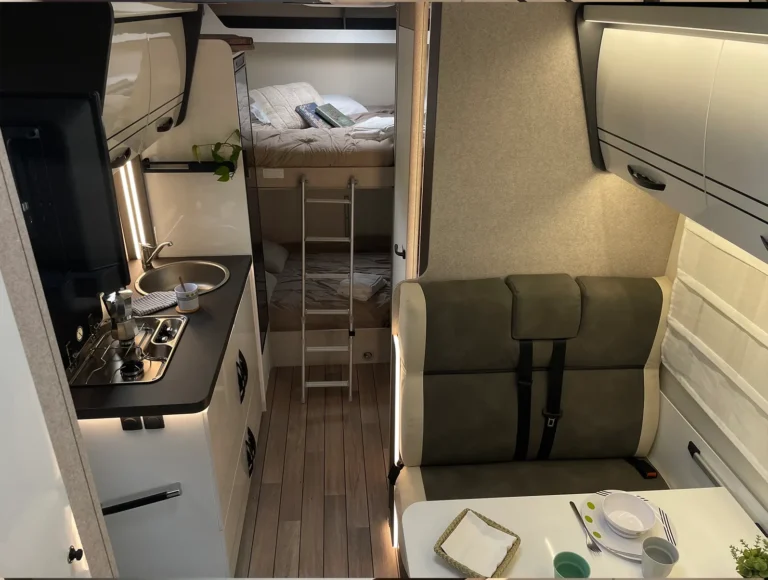 Interiores de Autocaravana 6 plazas | Alquilar caravana Santiago de Compostela