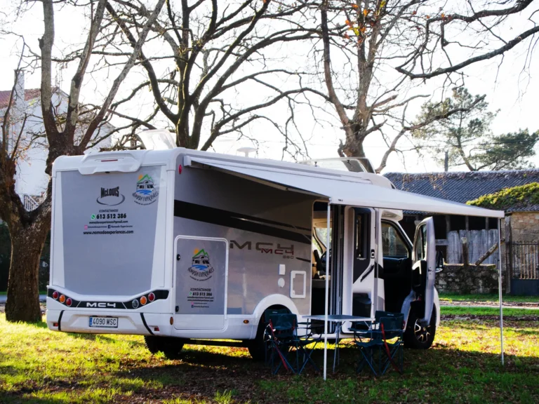 Toldo exterior Autocaravana 4 plazas | Alquilar autocaravana Galicia