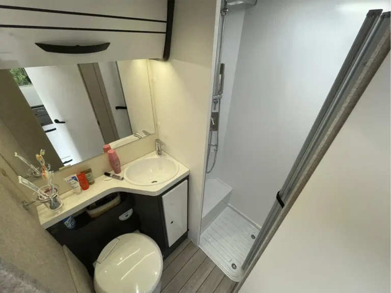 Baño Autocaravana 4 plazas | Alquilar autocaravana Galicia
