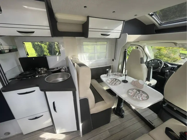 Interiores Autocaravana 4 plazas | Alquilar autocaravana Galicia