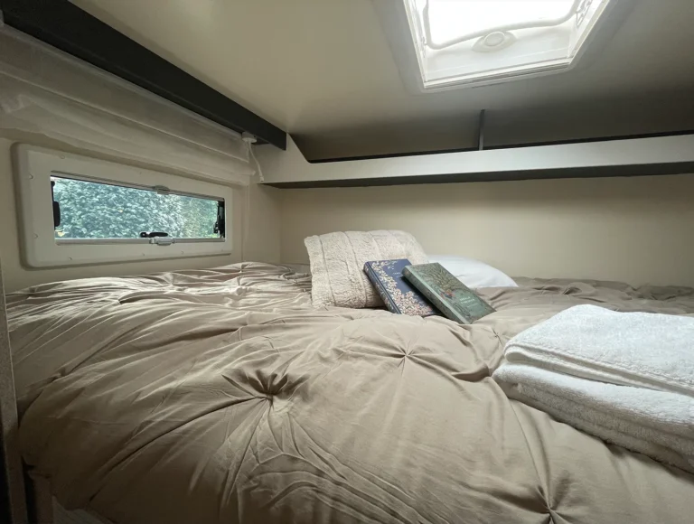 Cama de Autocaravana 6 plazas | Alquilar caravana Santiago de Compostela
