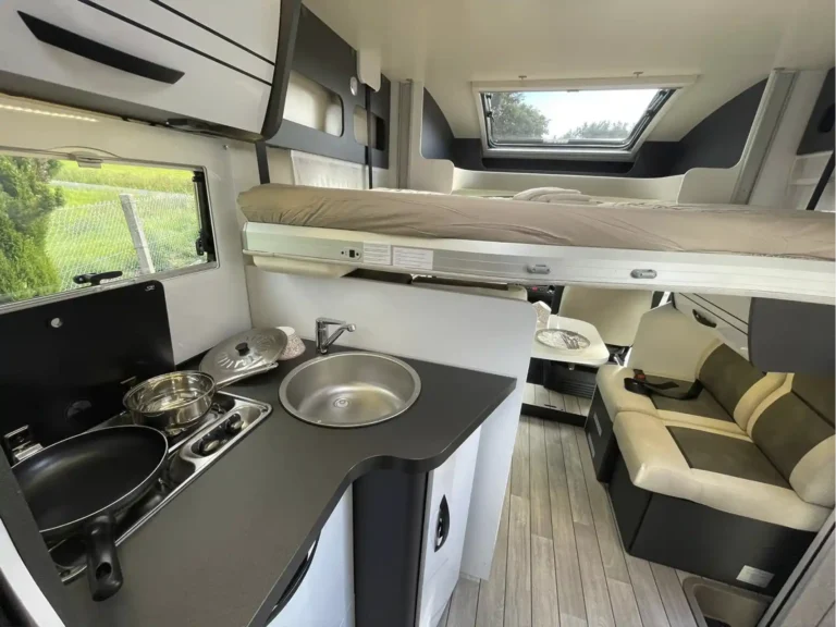 Cocina y cama Autocaravana 4 plazas | Alquilar autocaravana Galicia