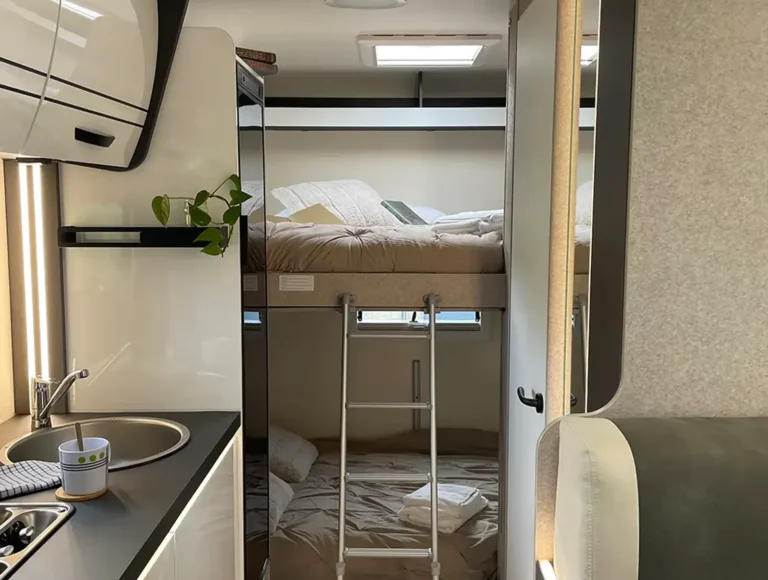 Interior Caravana 6 plaza | Alquilar caravana Santiago de Compostela