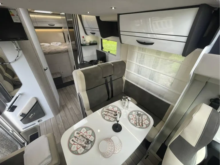 Comedor Autocaravana 4 plazas | Alquilar autocaravana Galicia