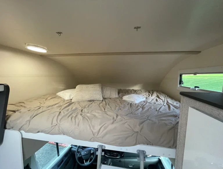 Cama alta de Autocaravana 6 plazas | Alquilar caravana Santiago de Compostela