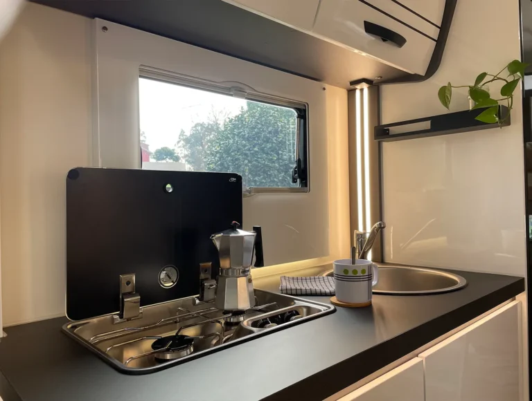 Cocina de Autocaravana 6 plazas | Alquilar caravana Santiago de Compostela