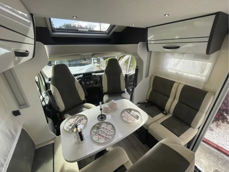 Comedor Autocaravana 4 plazas | Alquilar autocaravana Galicia
