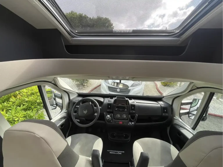 Volante y asientos Autocaravana 4 plazas | Alquilar autocaravana Galicia