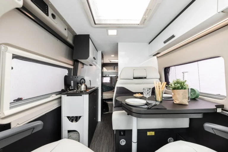 alquiler autocaravana Mclouis Menfys 4 personas cocina