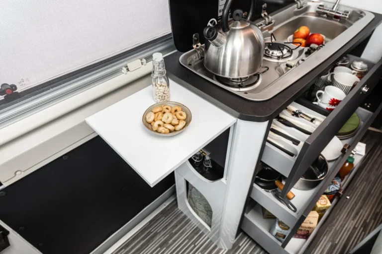 alquiler autocaravana Mclouis Menfys 4personas cocina